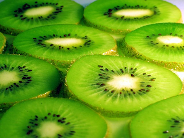 Kiwi là loại trái cây giàu vitamin. Hàm lượng vitamin C trong kiwi cao gấp 4 – 12 lần cam quýt, gấp 30 lần táo và 60 lần nho.